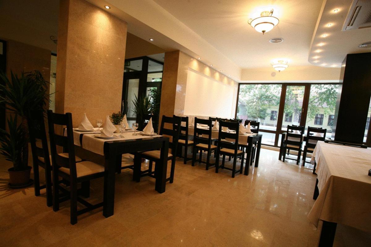 Hotel Crisana Arad Bagian luar foto