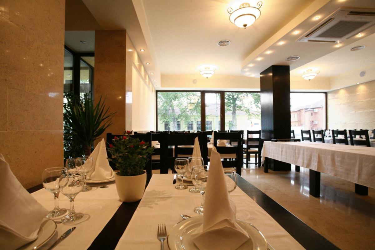 Hotel Crisana Arad Bagian luar foto