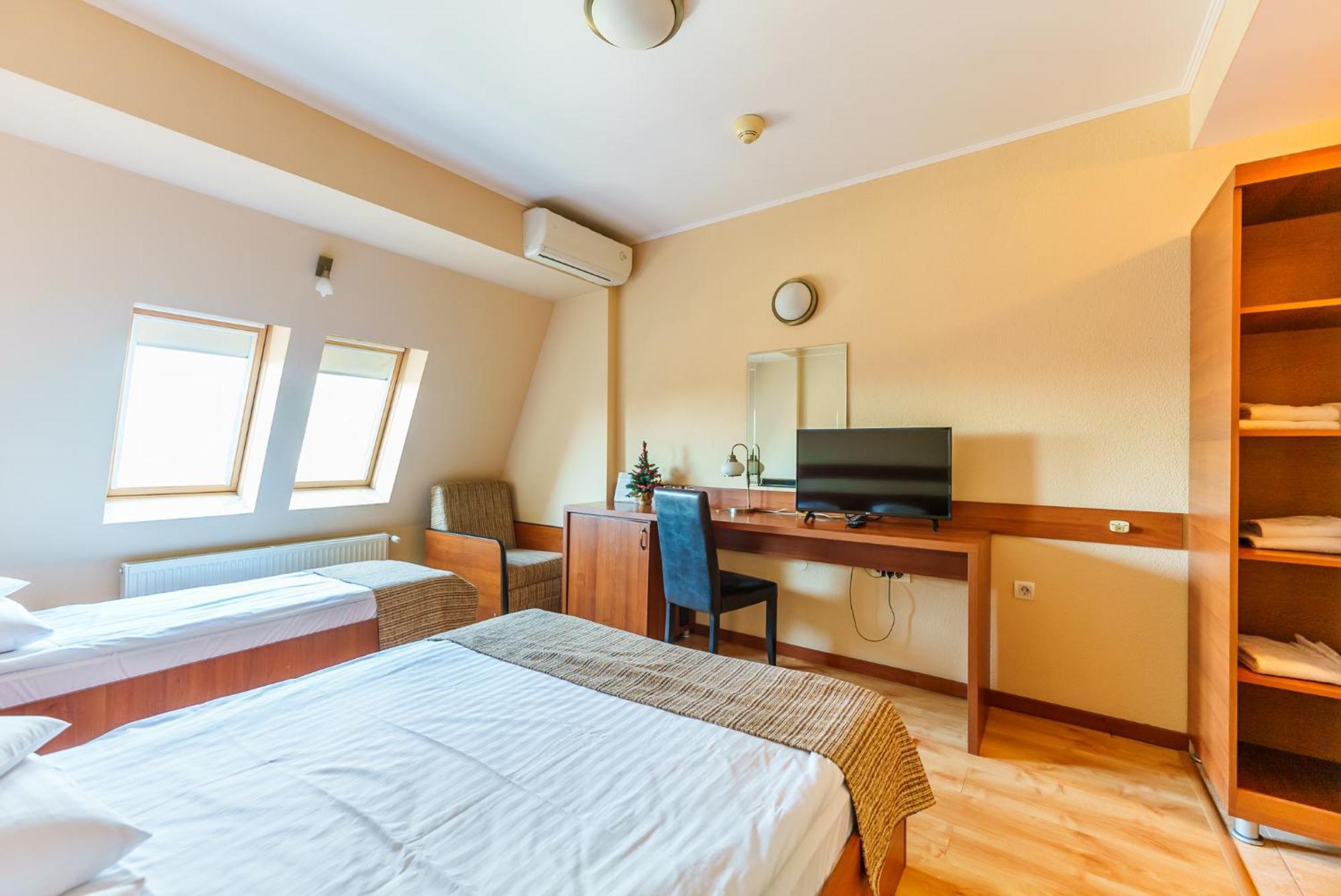 Hotel Crisana Arad Bagian luar foto