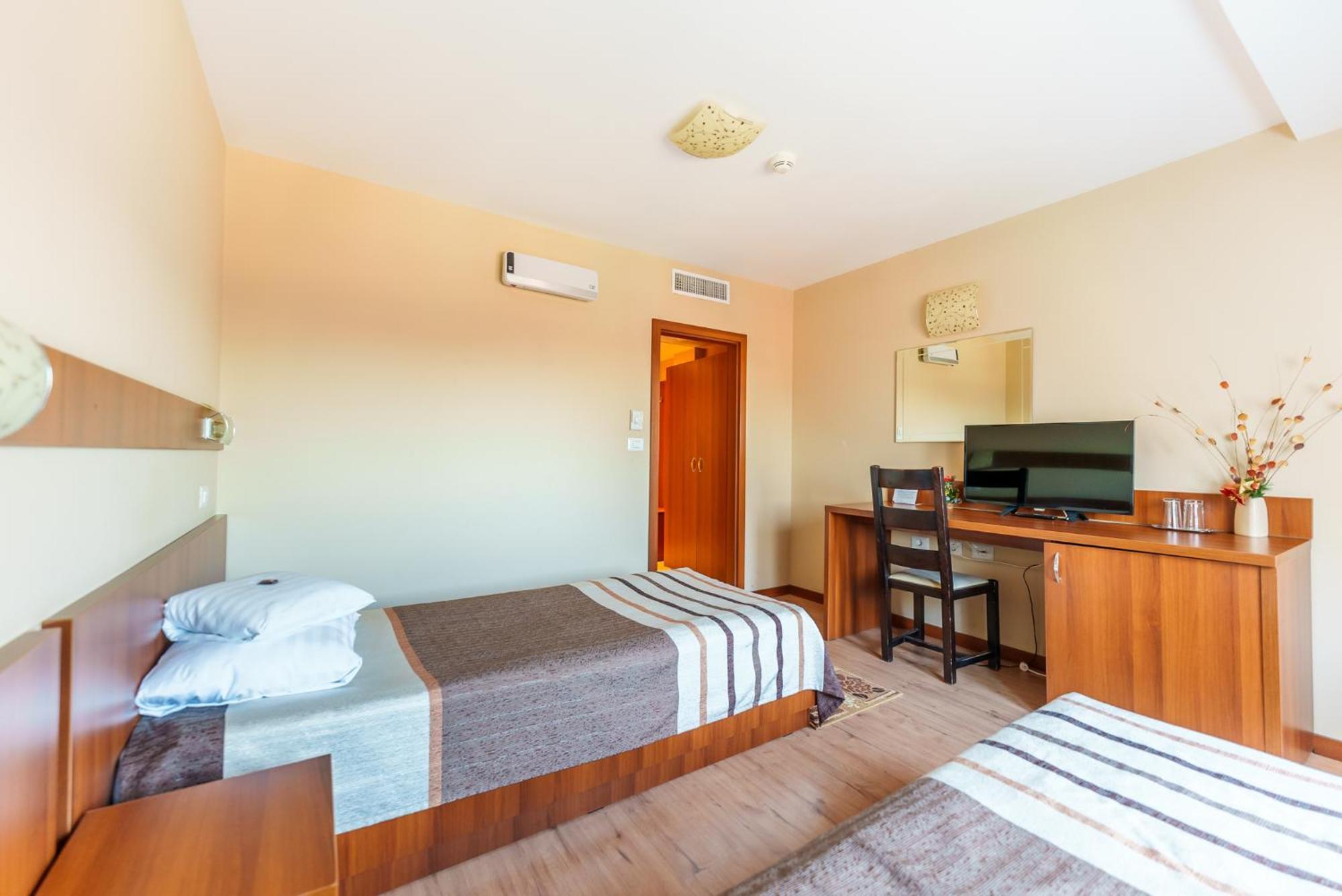 Hotel Crisana Arad Bagian luar foto