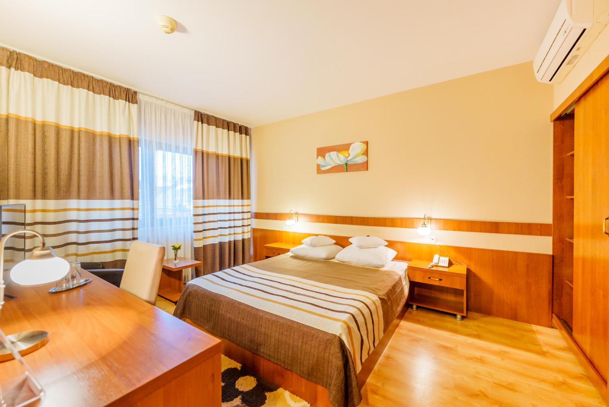 Hotel Crisana Arad Bagian luar foto
