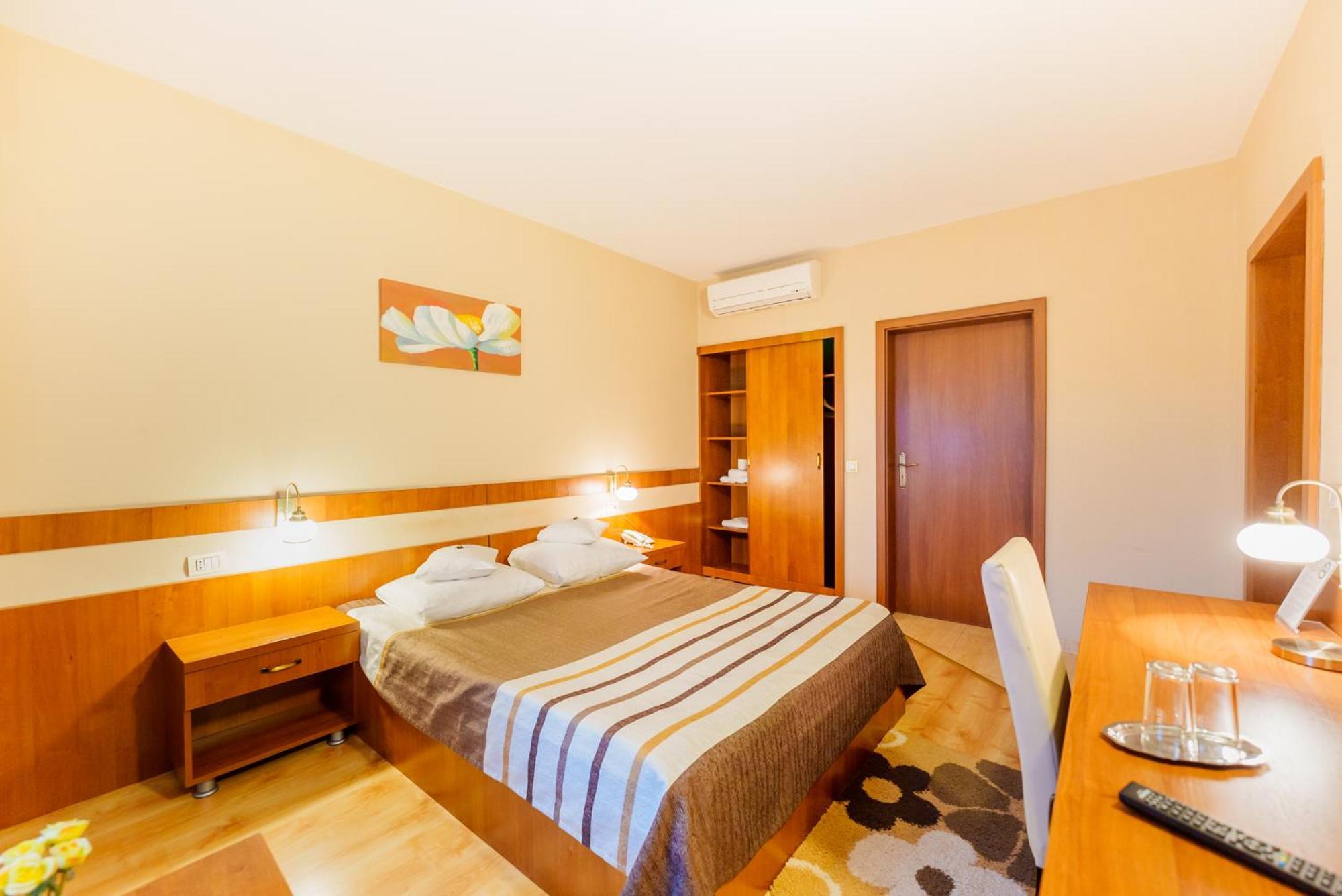 Hotel Crisana Arad Bagian luar foto