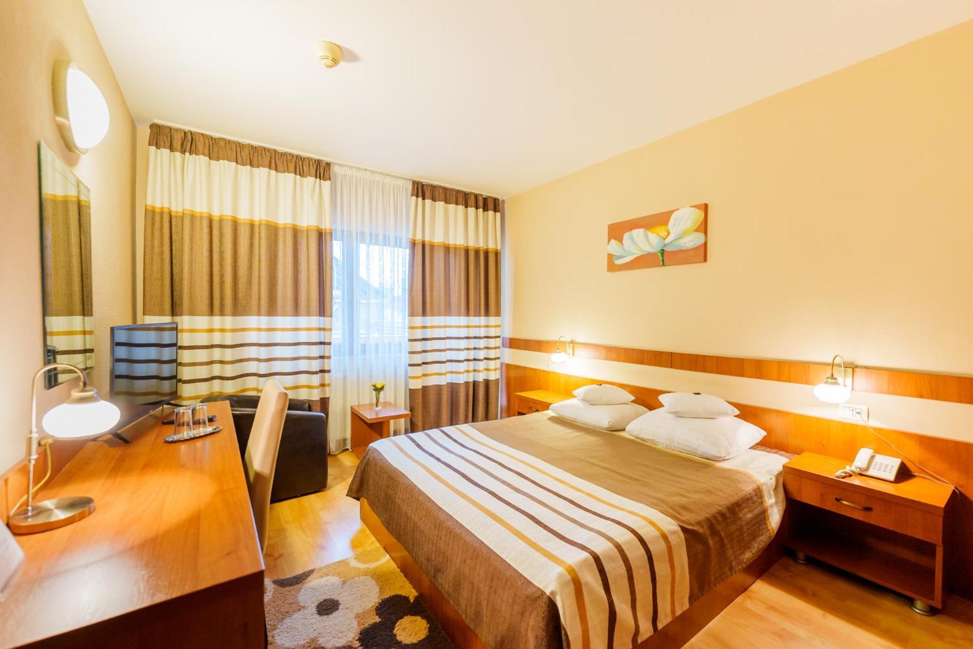 Hotel Crisana Arad Bagian luar foto