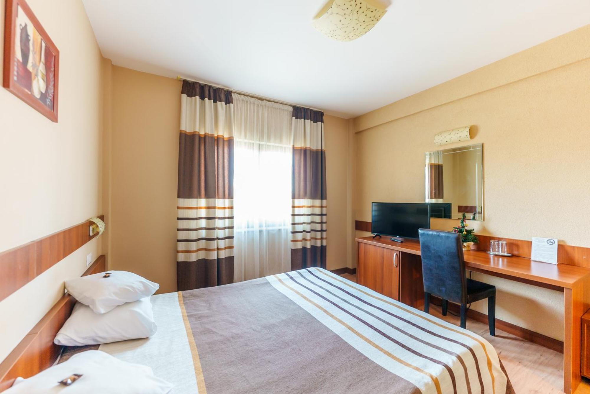 Hotel Crisana Arad Bagian luar foto