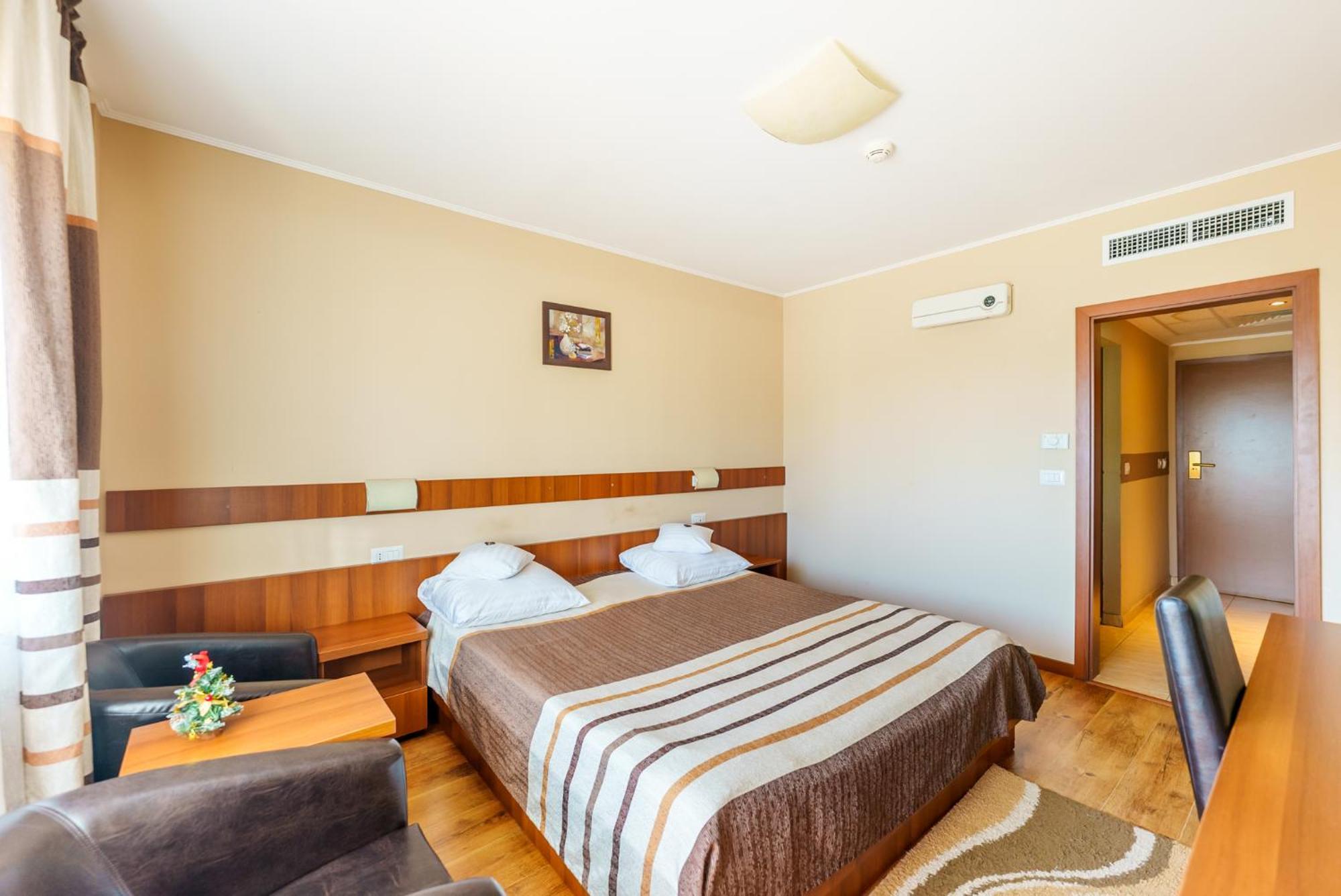 Hotel Crisana Arad Bagian luar foto