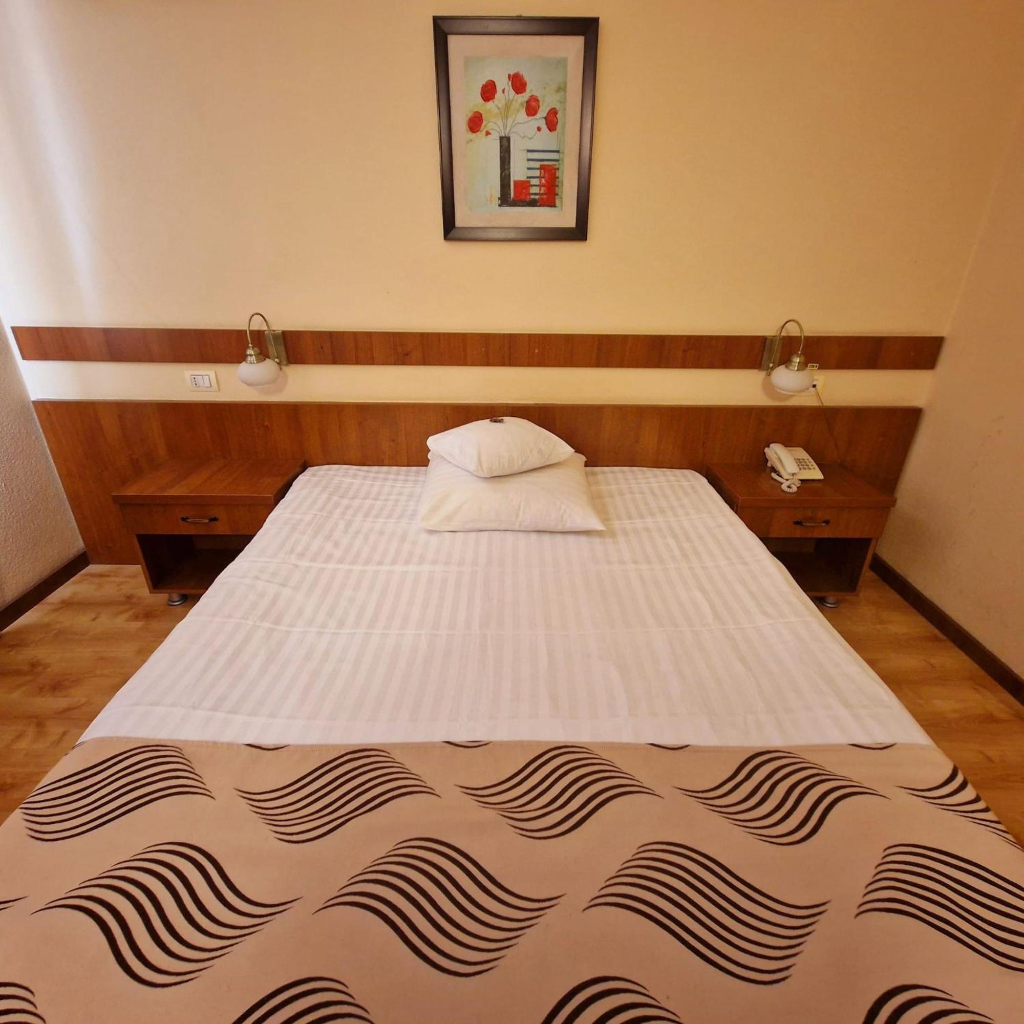 Hotel Crisana Arad Bagian luar foto